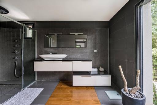 Grande salle de bain de style moderne aux couleurs sombre